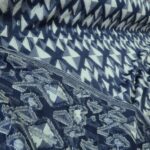 Úplet modro-bílý žakárový s geometrickými vzory