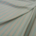 Úplet v barvě slonové kosti s tyrkysovými proužky