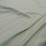 Úplet v barvě slonové kosti s tyrkysovými proužky