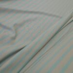 Úplet v barvě slonové kosti s tyrkysovými proužky