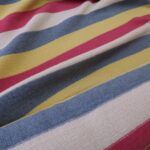 Pletenina s barevnými pruhy