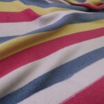 Pletenina s barevnými pruhy