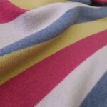 Pletenina s barevnými pruhy