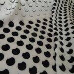 Satén mílý s černými rozpitými půlkolečky