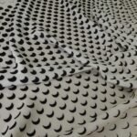 Satén mílý s černými rozpitými půlkolečky