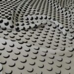 Satén mílý s černými rozpitými půlkolečky