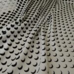 Satén mílý s černými rozpitými půlkolečky