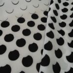 Satén mílý s černými rozpitými půlkolečky