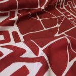 Serž bílý s tmavě červeným vzorem