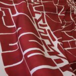 Serž bílý s tmavě červeným vzorem