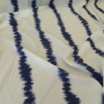 Batist bílý s modrou batikou