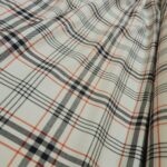 Serž bílý s modro-červenou kostkou