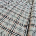 Serž bílý s modro-červenou kostkou