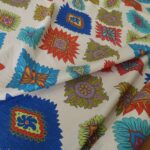 Batist smetanový s výrazně barevným á la indiánským vzorem