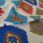 Batist smetanový s výrazně barevným á la indiánským vzorem