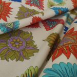 Batist smetanový s výrazně barevným á la indiánským vzorem