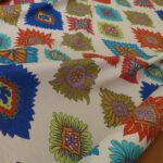 Batist smetanový s výrazně barevným á la indiánským vzorem