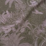 Batist šedohnědý s růžovým vzorem krokodýlů v trávě