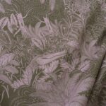 Batist šedohnědý s růžovým vzorem krokodýlů v trávě