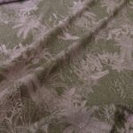 Batist šedohnědý s růžovým vzorem krokodýlů v trávě