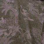 Batist šedohnědý s růžovým vzorem krokodýlů v trávě