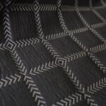 Žakár šedo-modrý s šedým vzorem šipek tvořících kostky