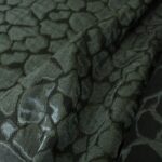 Žakár khaki zelený s petrolejovým leskem a vzorem á la žirafí srst