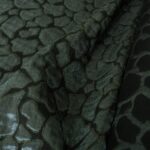 Žakár khaki zelený s petrolejovým leskem a vzorem á la žirafí srst