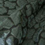 Žakár khaki zelený s petrolejovým leskem a vzorem á la žirafí srst