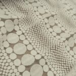 Krajka bílá s vyšívanými puntíky