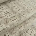 Krajka bílá s vyšívanými puntíky