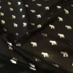 Voál černý se stříbrnými slony