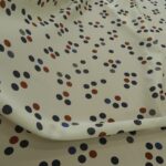 Krepdešín smetanový s puntíky