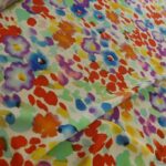 Krepdešín bílý s barevnými skvrnami