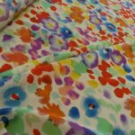 Krepdešín bílý s barevnými skvrnami