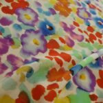 Krepdešín bílý s barevnými skvrnami