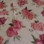 Satén smetanový s růžemi viskózový