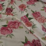 Satén smetanový s růžemi viskózový