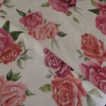 Satén smetanový s růžemi viskózový