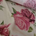 Satén smetanový s růžemi viskózový