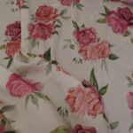 Satén smetanový s růžemi viskózový