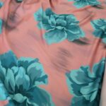 Satén růžový s tyrkysovými květy