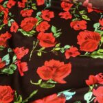 Satén černý s růžemi viskózový