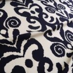 Satén smetanový s modrým vzorem