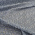 Batist bílý s modrým žakárovým vzorem