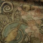 Samet béžový s antickým vzorem