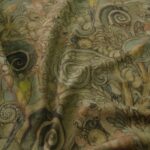 Samet béžový s antickým vzorem