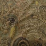 Samet béžový s antickým vzorem