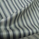 Atlas s modrými a šedými proužky