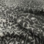 Buklé šedo-smetanové s delším vlasem a jaguářím vzorem